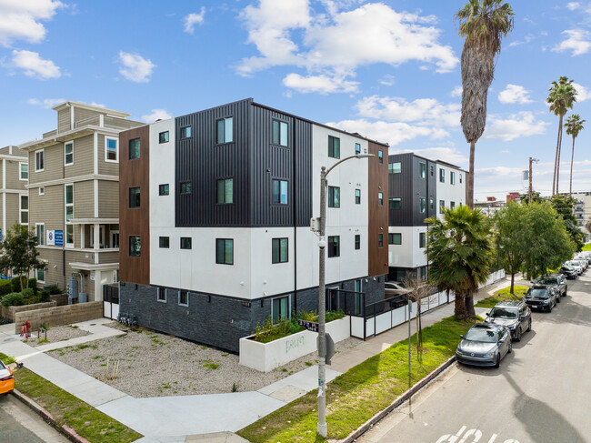 1186 W 37th Pl in Los Angeles, CA - Foto de edificio - Building Photo