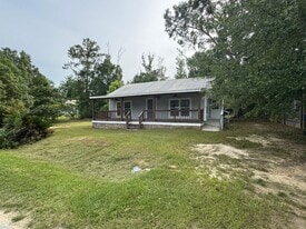 16590 Gaskin St in Blountstown, FL - Building Photo