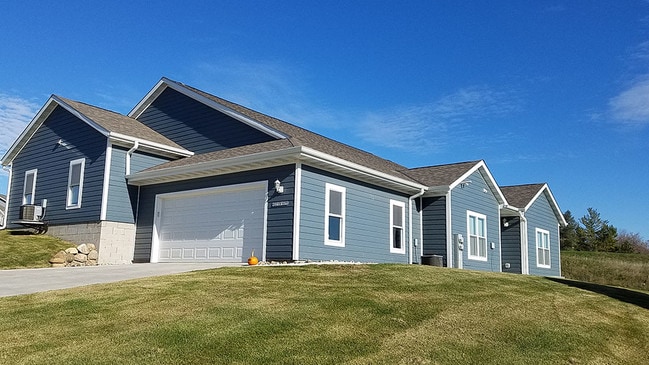 Overlook Luxury Townhomes in Waukesha, WI - Foto de edificio - Building Photo