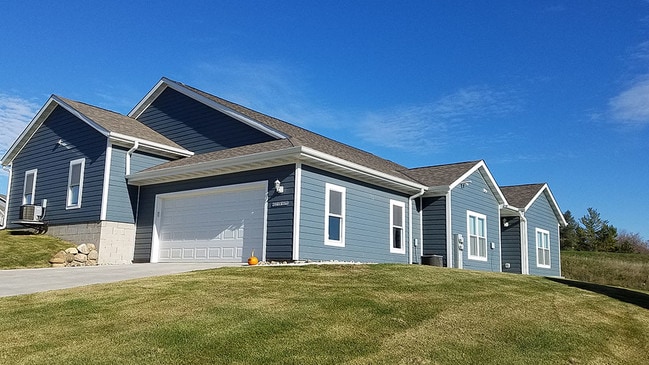 Overlook Luxury Townhomes in Waukesha, WI - Building Photo - Building Photo