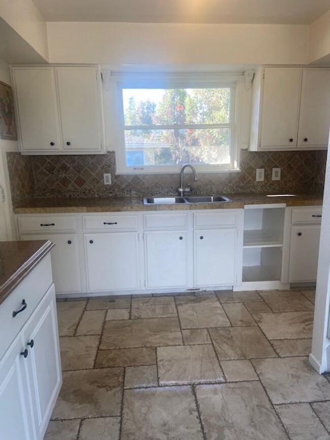 1454 Olive Ave-Unit -Unit B in Vista, CA - Building Photo - Building Photo