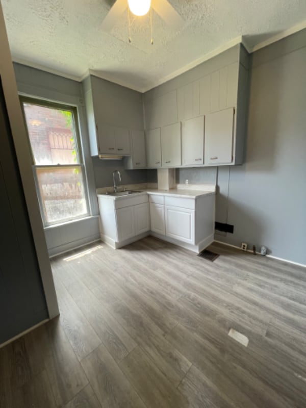 305 Locust St in Coshocton, OH - Foto de edificio - Building Photo