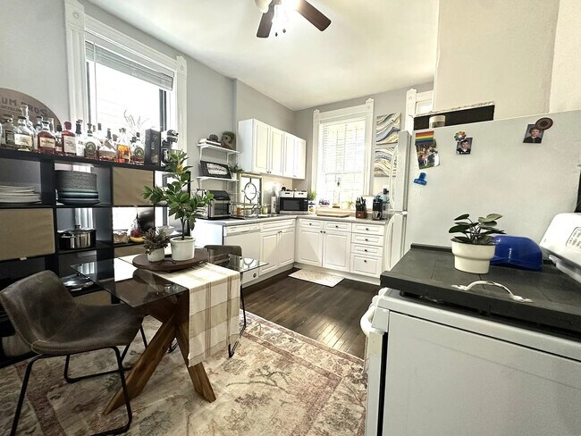 2031 W Moffat St, Unit 2 in Chicago, IL - Building Photo - Building Photo