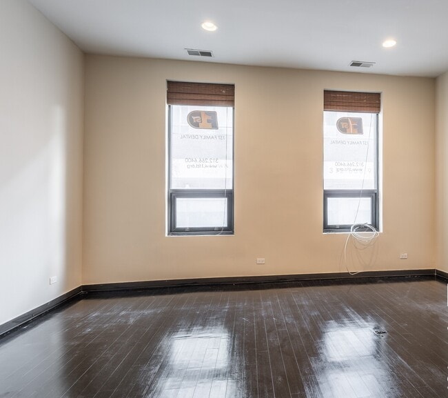 206-2F W Division St, Unit 2F in Chicago, IL - Building Photo - Building Photo