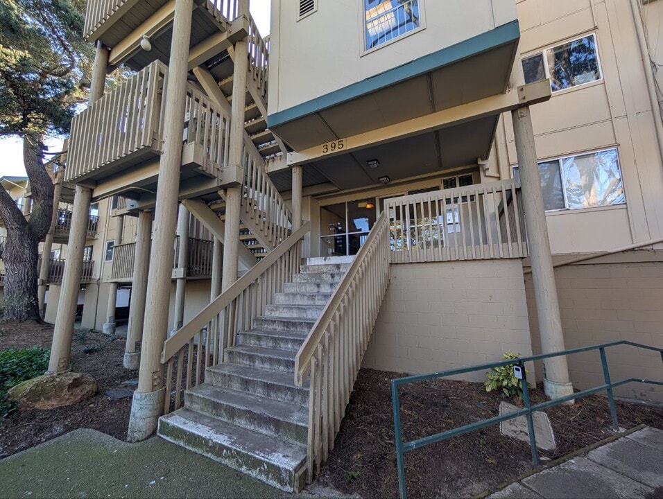 395 Imperial Way in Daly City, CA - Building Photo