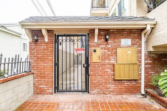 5319 Cartwright Ave in North Hollywood, CA - Foto de edificio - Building Photo