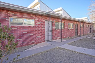 Skylight Apartments in Albuquerque, NM - Foto de edificio - Building Photo