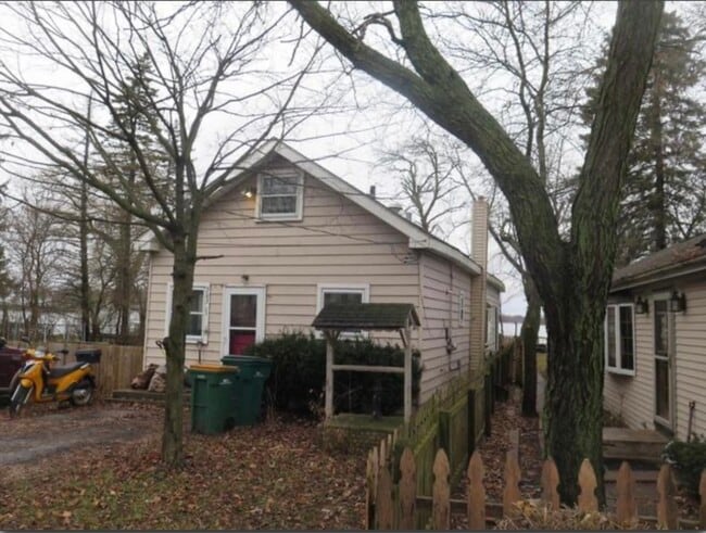 703 Lake Shore Dr