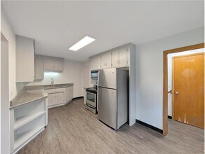 5713 Xerxes Ave S in Edina, MN - Foto de edificio - Building Photo