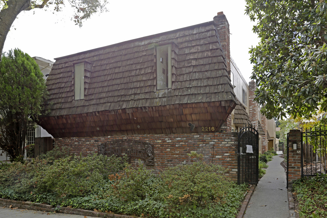 Lions Gate Town Homes in Sacramento, CA - Building Photo