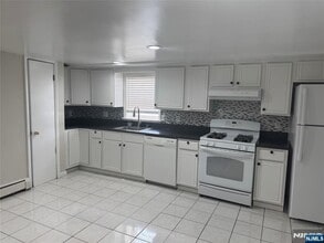 171 Charles St in Secaucus, NJ - Foto de edificio - Building Photo