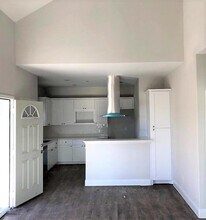 430 Schmidt Rd-Unit -B-2 in Sealy, TX - Building Photo - Building Photo