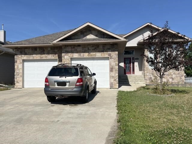 9002 Lakeshore Dr in Grande Prairie, AB - Building Photo