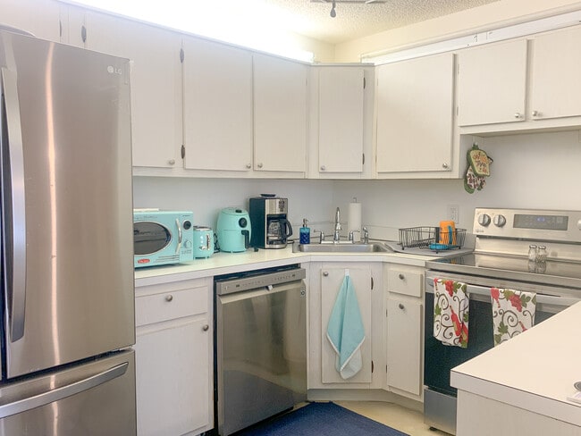 320 Knotty Pine Cir, Unit A2 in Greenacres, FL - Building Photo - Building Photo