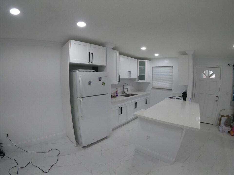 3265 Griffin Rd, Unit 103 in Fort Lauderdale, FL - Building Photo