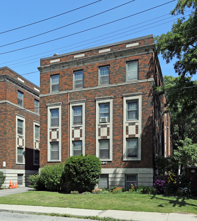 Essex Suffolk in Hamilton, ON - Building Photo - Building Photo