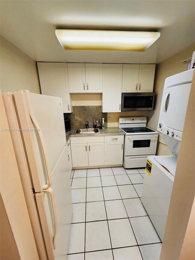 11311 SW 200th St in Miami, FL - Foto de edificio - Building Photo