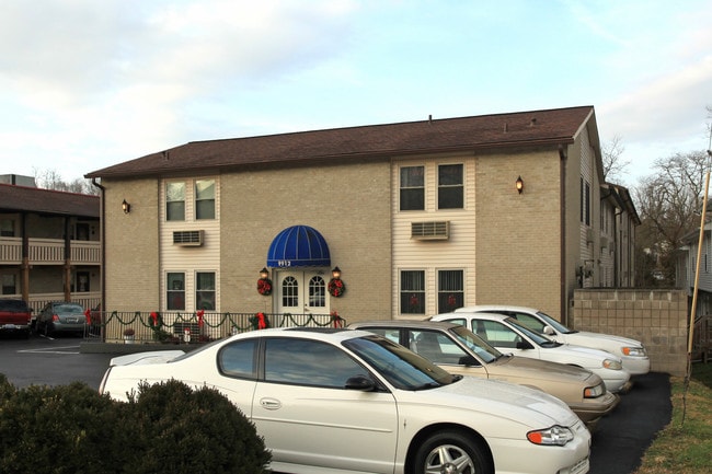 Devex Apartments 62+ in Louisville, KY - Foto de edificio - Building Photo