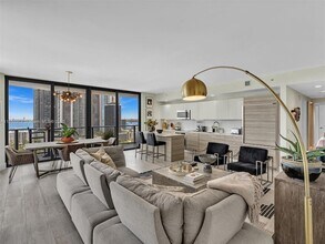 121 NE 34th St, Unit 2208 in Miami, FL - Building Photo - Building Photo