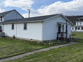 211 E Aaron Square in Aaronsburg, PA - Building Photo