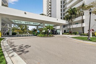 15051 Royal Oaks Ln in North Miami, FL - Building Photo