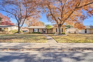 202 Vanderbilt Ln in Waxahachie, TX - Building Photo