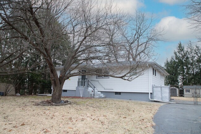 16 Phelan St in Plainville, CT - Foto de edificio - Building Photo