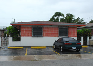 720 SW 10th St in Miami, FL - Building Photo - Building Photo