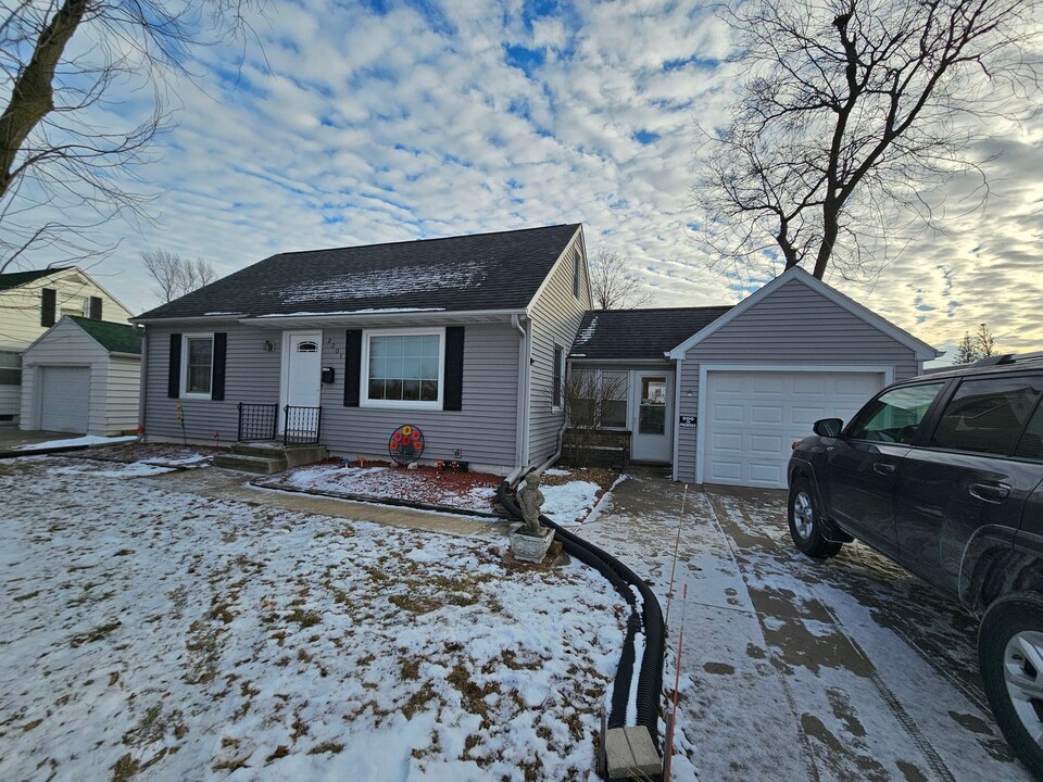 2201 1st Ave SW in Cedar Rapids, IA - Building Photo