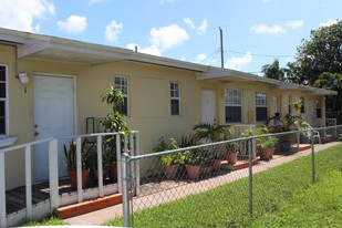 551-561 SW 57th Ave in Miami, FL - Building Photo