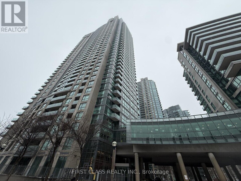215 Fort York Blvd in Toronto, ON - Building Photo