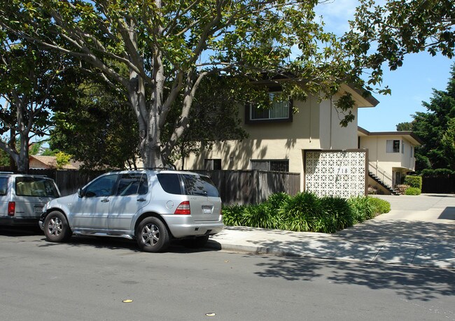 718 N Claremont St in San Mateo, CA - Foto de edificio - Building Photo