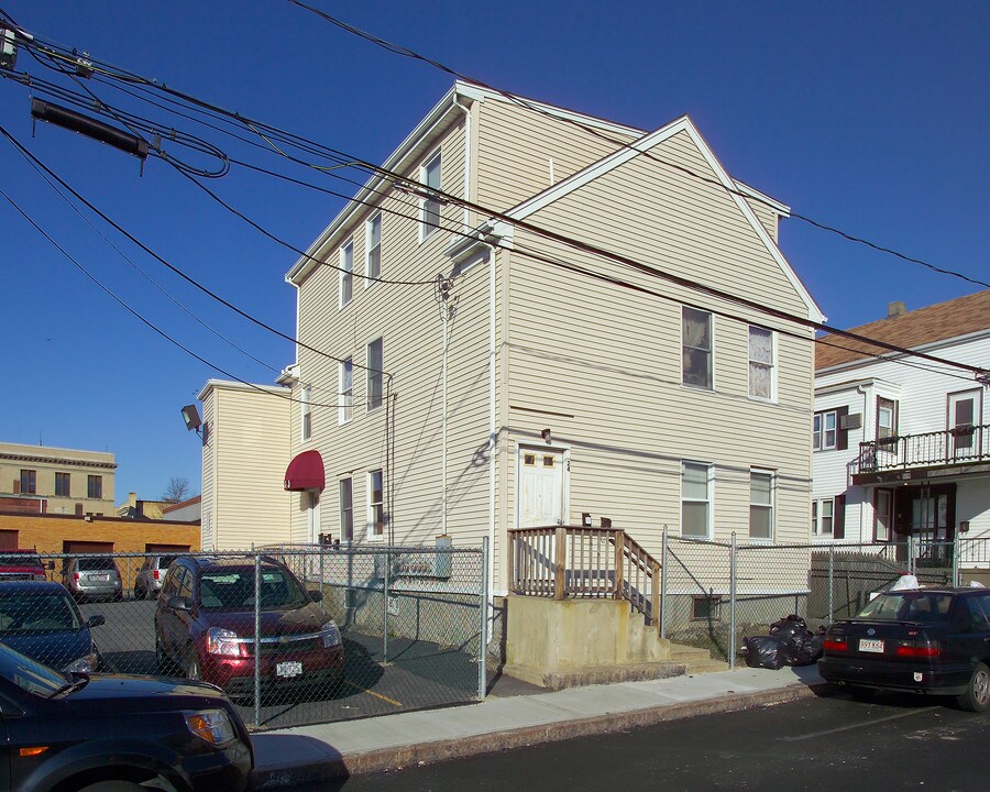 24 Oak St in Fall River, MA - Building Photo
