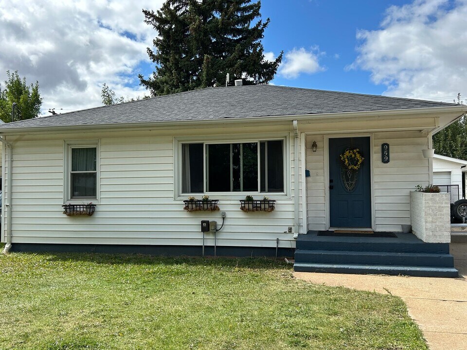 959 Park Ave in Dickinson, ND - Building Photo