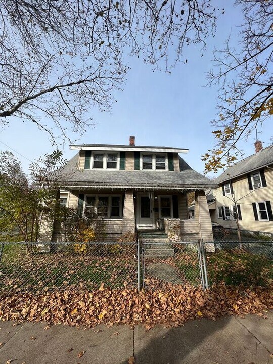 672 Sumner Ave in Springfield, MA - Building Photo