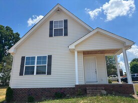 100 Apache Ln in Lafayette, TN - Building Photo