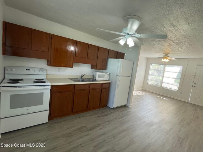 211 Begonia St in Melbourne, FL - Building Photo - Building Photo