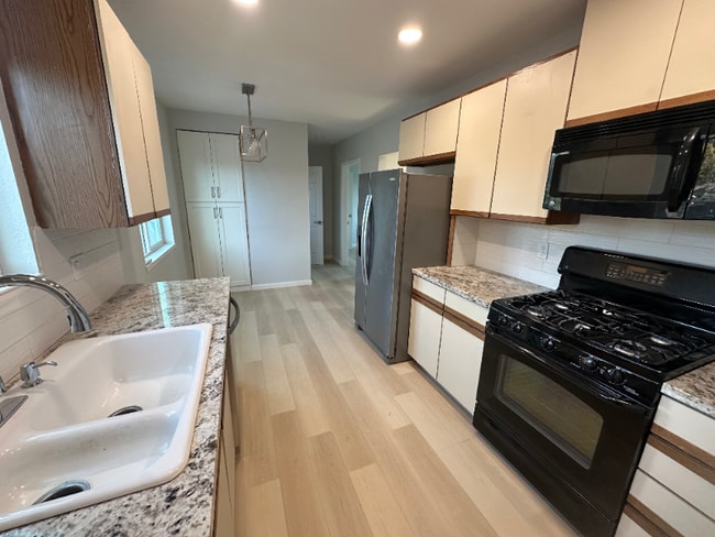 property at 822 E 11th St