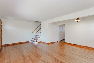 330 Higgins Rd in Park Ridge, IL - Building Photo - Building Photo