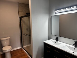 2412 Summer Ave in Waco, TX - Foto de edificio - Building Photo