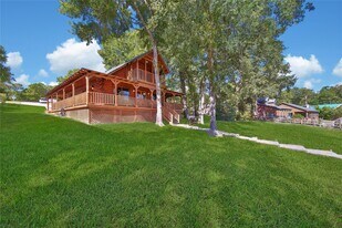 76 Hunters Creek Dr in Huntsville, TX - Building Photo