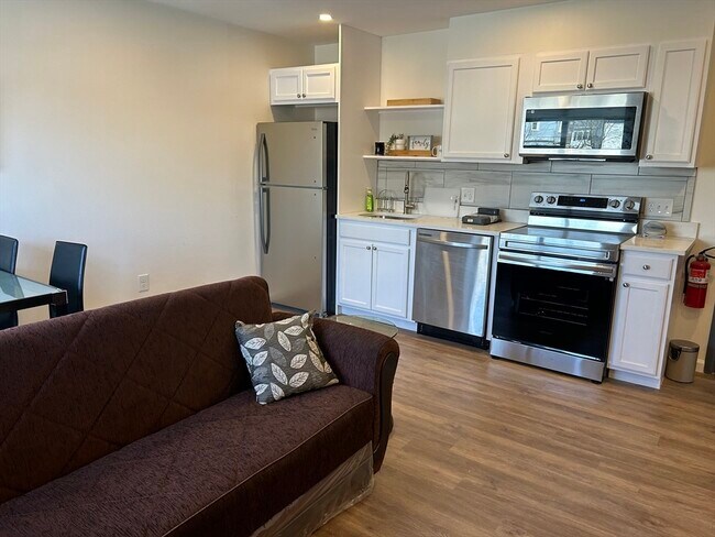 64 Salem St, Unit 02 in Medford, MA - Foto de edificio - Building Photo