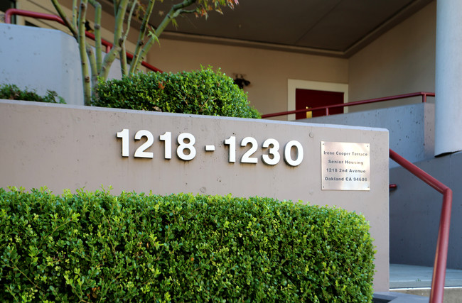 Irene Cooper Terrace in Oakland, CA - Foto de edificio - Building Photo