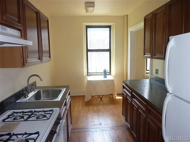 100 Pelham Rd in New Rochelle, NY - Building Photo - Building Photo