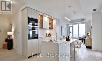 11 Yorkville Ave in Toronto, ON - Building Photo