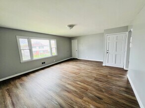5851 N 61st St in Milwaukee, WI - Building Photo - Building Photo