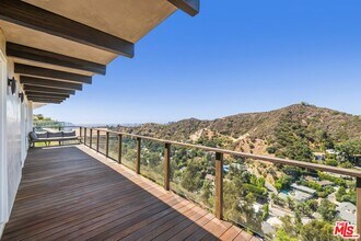 2235 Gloaming Way in Beverly Hills, CA - Building Photo - Building Photo