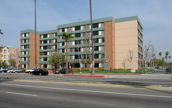 Vistas Apartments in Van Nuys, CA - Building Photo - Building Photo