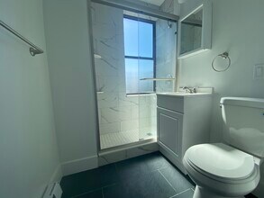 77 Park Dr, Unit 14 in Boston, MA - Foto de edificio - Building Photo