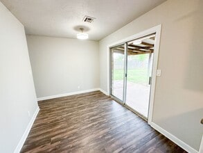 320 E Hillcrest Ln in Mustang, OK - Building Photo - Building Photo